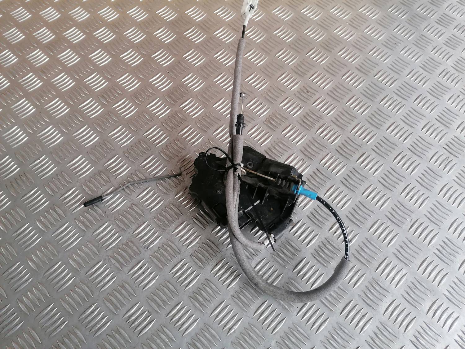 Aizmugurējo kreiso durvju slēdzene priekš BMW 318D E46 2002 SEDAN