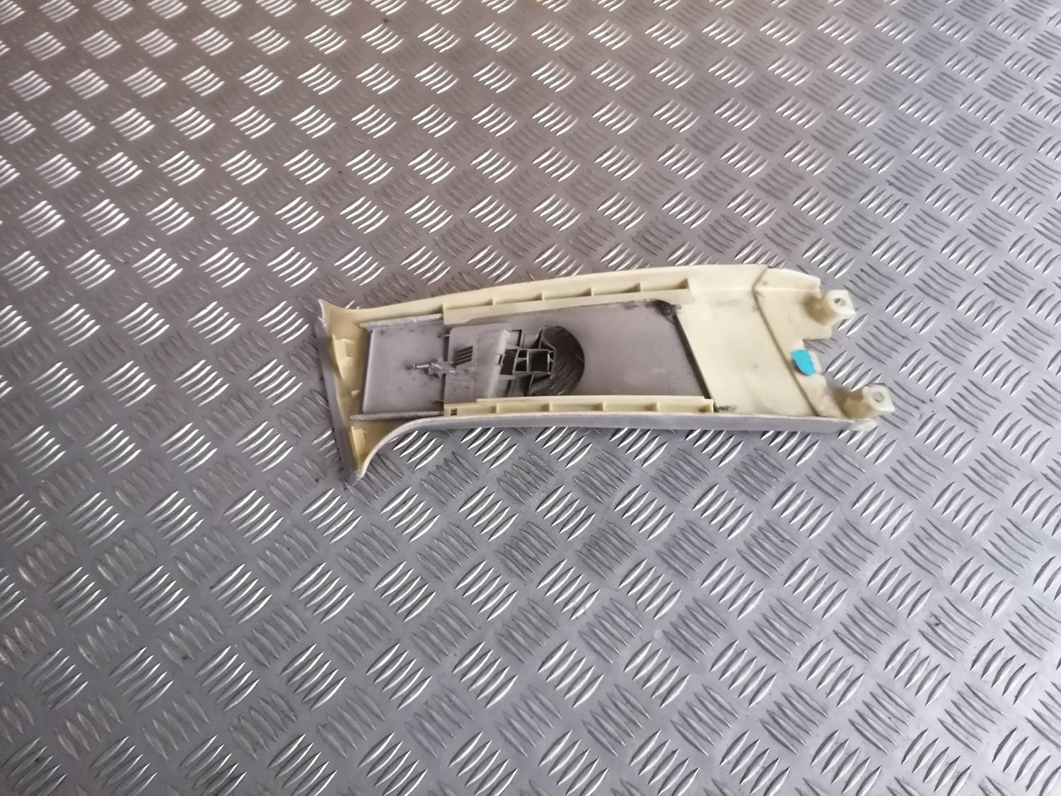 Vidējas salona statnes apdare priekš BMW 318D E46 2002 SEDAN