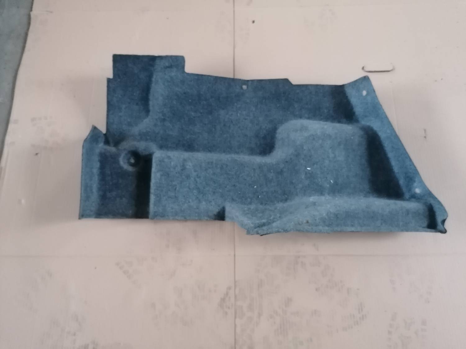 Bagāžnieka nodalījuma sānu apdare priekš BMW 318D E46 2002 SEDAN