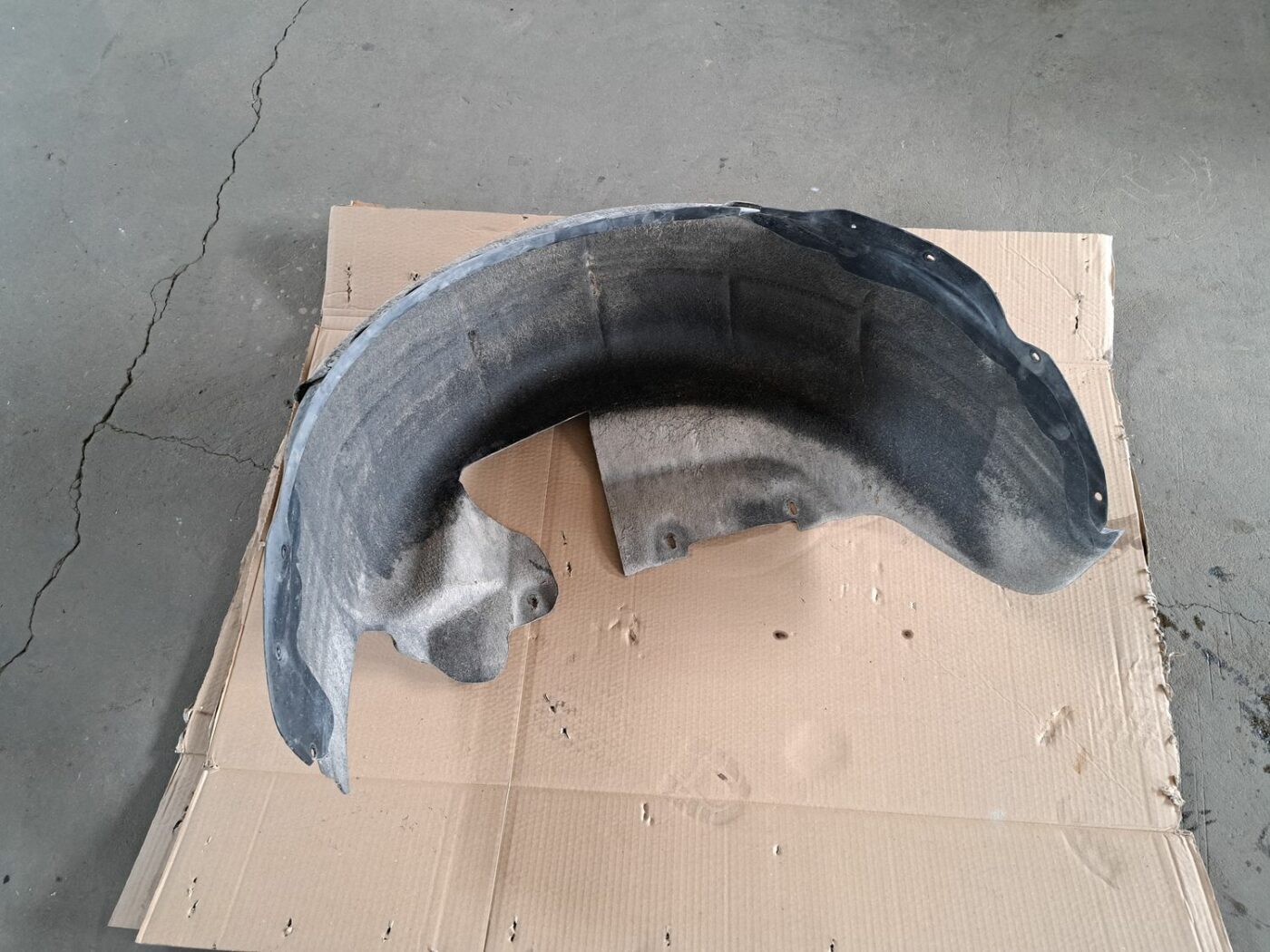 Aizmugurējais kreisais paspārns priekš VOLVO V70 2009 1 Aizmugurējais kreisais paspārns priekš VOLVO V70 2009