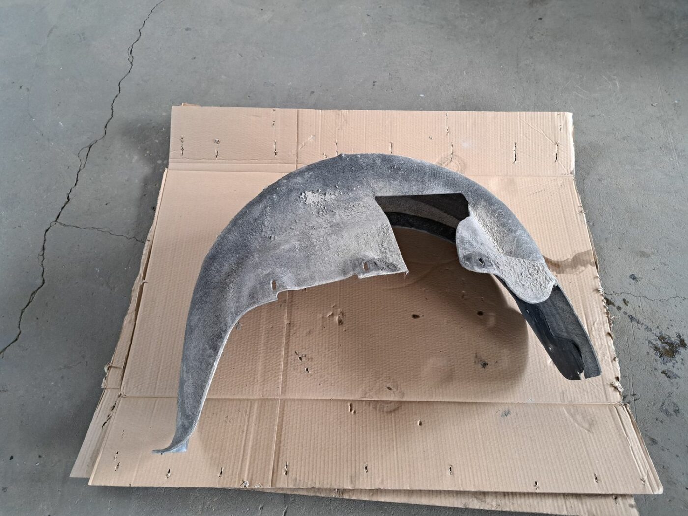 Aizmugurējais kreisais paspārns priekš VOLVO V70 2009 2 Aizmugurējais kreisais paspārns priekš VOLVO V70 2009