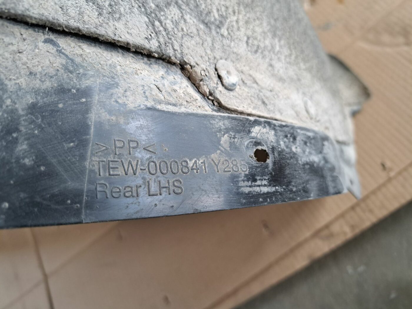 Aizmugurējais kreisais paspārns priekš VOLVO V70 2009 3 Aizmugurējais kreisais paspārns priekš VOLVO V70 2009