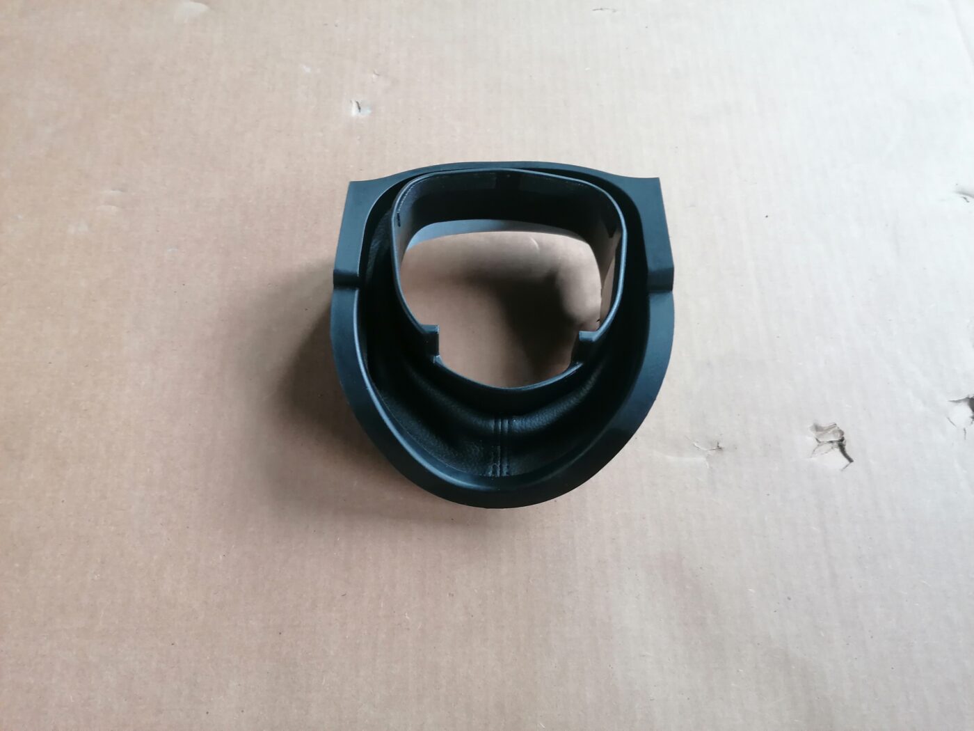 Stūres statnes putekļu aizsargs (salonā) priekš MERCEDES BENZ ML280 2008 OBSIDIAN BLACK 1 Stūres statnes putekļu aizsargs (salonā) priekš MERCEDES BENZ ML280 2008 OBSIDIAN BLACK