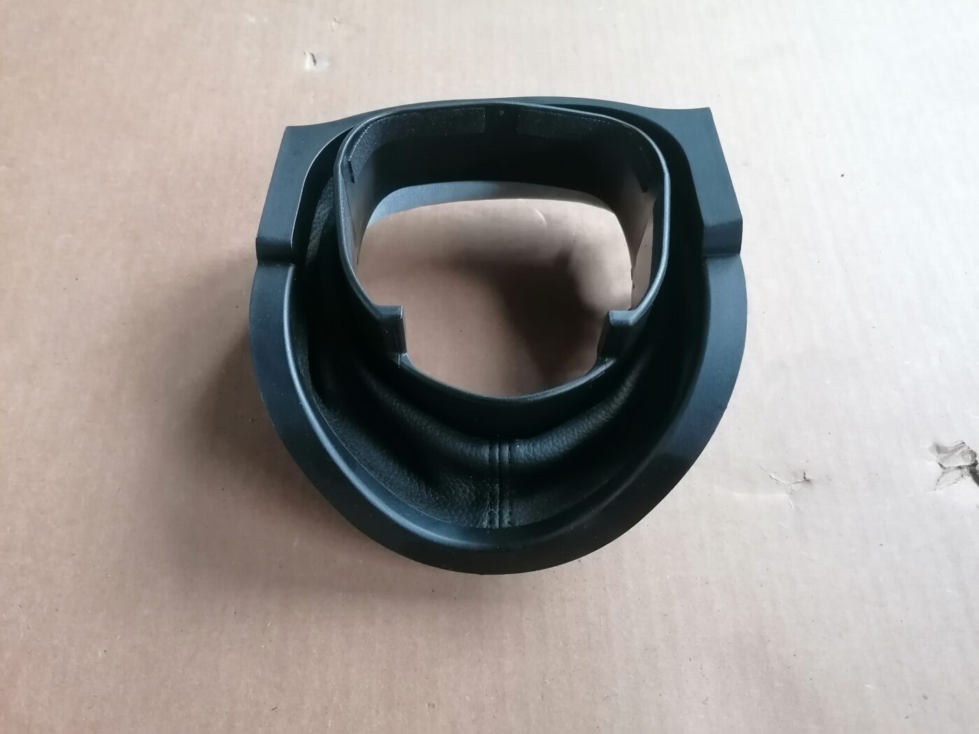 Stūres statnes putekļu aizsargs (salonā) priekš MERCEDES BENZ ML280 2008 OBSIDIAN BLACK 2 Stūres statnes putekļu aizsargs (salonā) priekš MERCEDES BENZ ML280 2008 OBSIDIAN BLACK