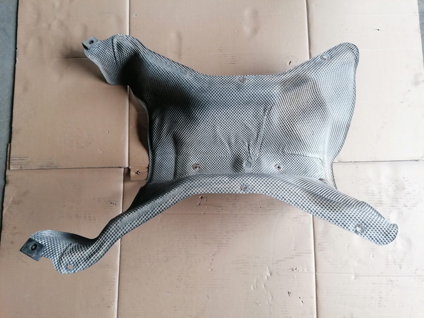 Izpūtēja sistēmas karstuma aizsargs priekš MERCEDES BENZ ML280 2008 OBSIDIAN BLACK 1 Izpūtēja sistēmas karstuma aizsargs priekš MERCEDES BENZ ML280 2008 OBSIDIAN BLACK