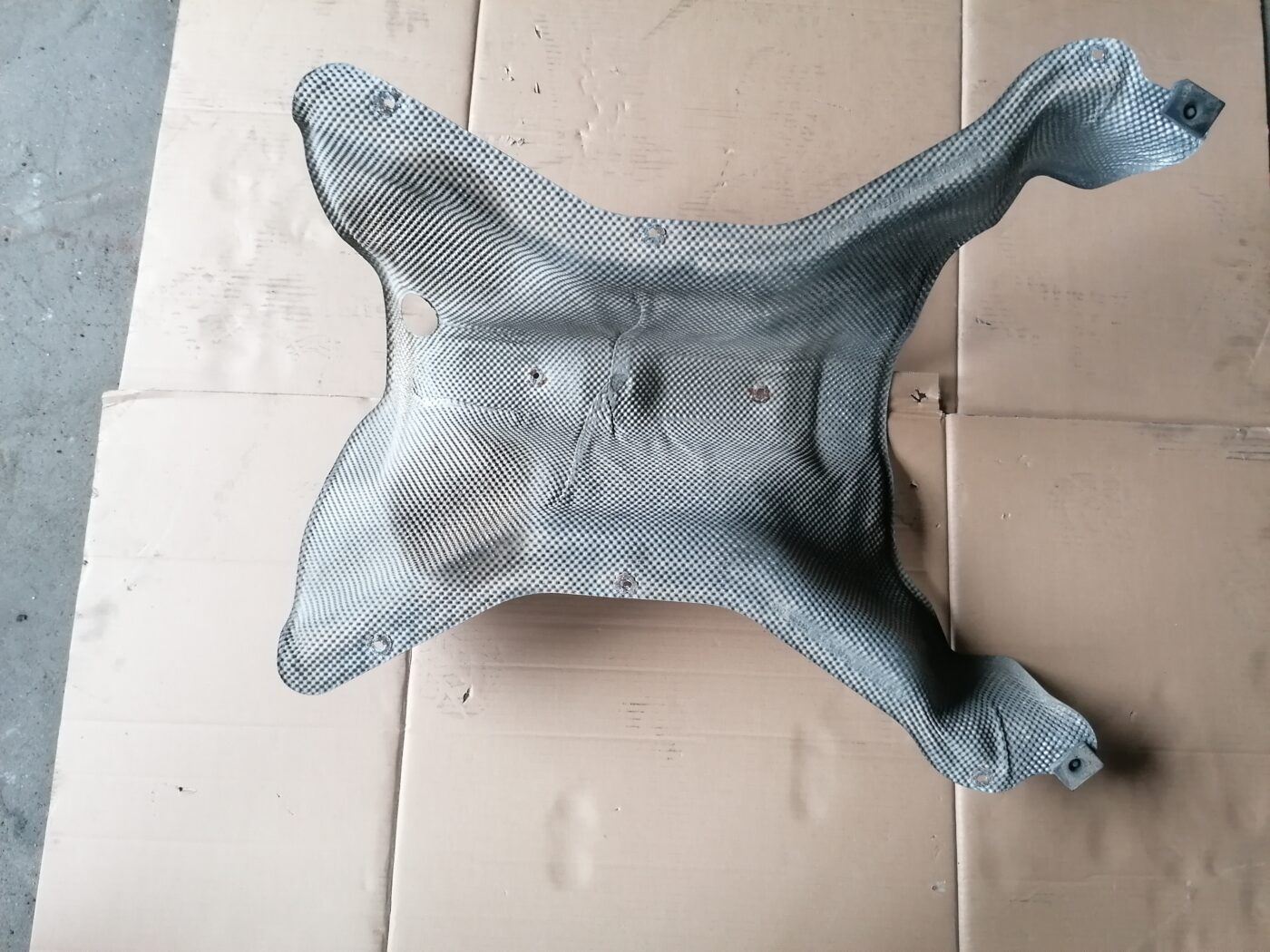 Izpūtēja sistēmas karstuma aizsargs priekš MERCEDES BENZ ML280 2008 OBSIDIAN BLACK 2 Izpūtēja sistēmas karstuma aizsargs priekš MERCEDES BENZ ML280 2008 OBSIDIAN BLACK