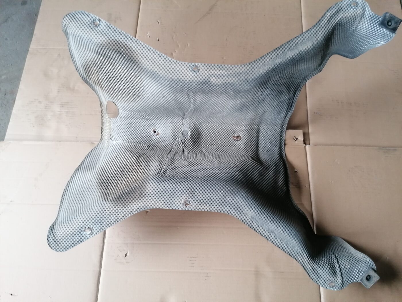 Izpūtēja sistēmas karstuma aizsargs priekš MERCEDES BENZ ML280 2008 OBSIDIAN BLACK 3 Izpūtēja sistēmas karstuma aizsargs priekš MERCEDES BENZ ML280 2008 OBSIDIAN BLACK