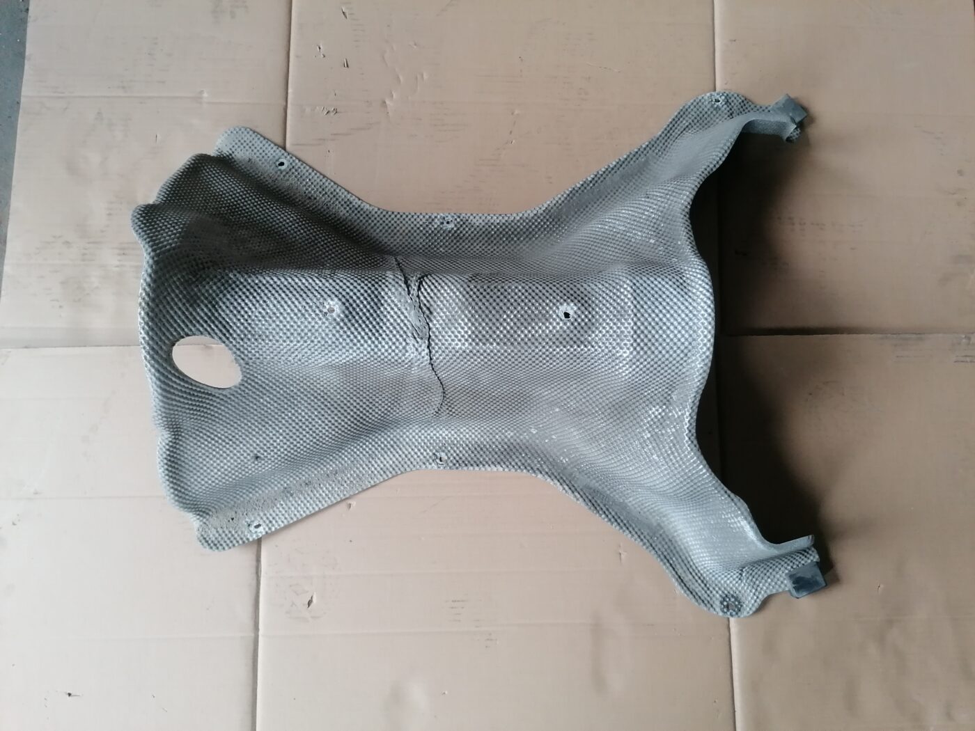 Izpūtēja sistēmas karstuma aizsargs priekš MERCEDES BENZ ML280 2008 OBSIDIAN BLACK 4 Izpūtēja sistēmas karstuma aizsargs priekš MERCEDES BENZ ML280 2008 OBSIDIAN BLACK