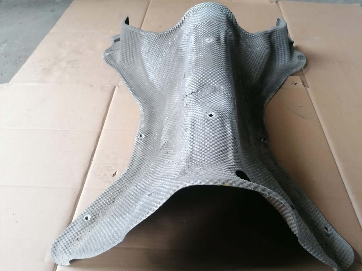 Izpūtēja sistēmas karstuma aizsargs priekš MERCEDES BENZ ML280 2008 OBSIDIAN BLACK 7 Izpūtēja sistēmas karstuma aizsargs priekš MERCEDES BENZ ML280 2008 OBSIDIAN BLACK