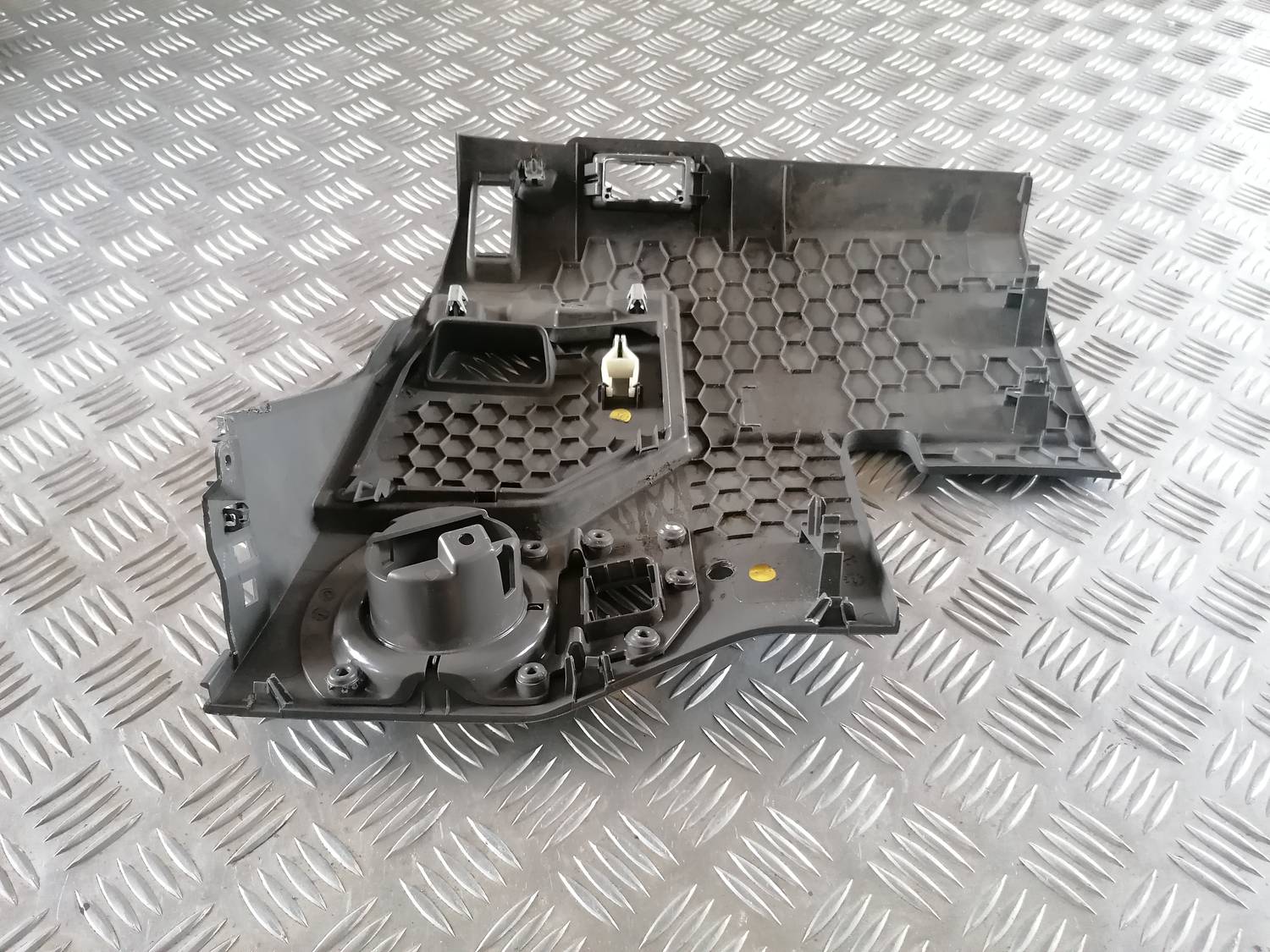 Mērinstrumentu paneļa apakšēja apdare priekš VW CRAFTER 2018 4 Mērinstrumentu paneļa apakšēja apdare priekš VW CRAFTER 2018