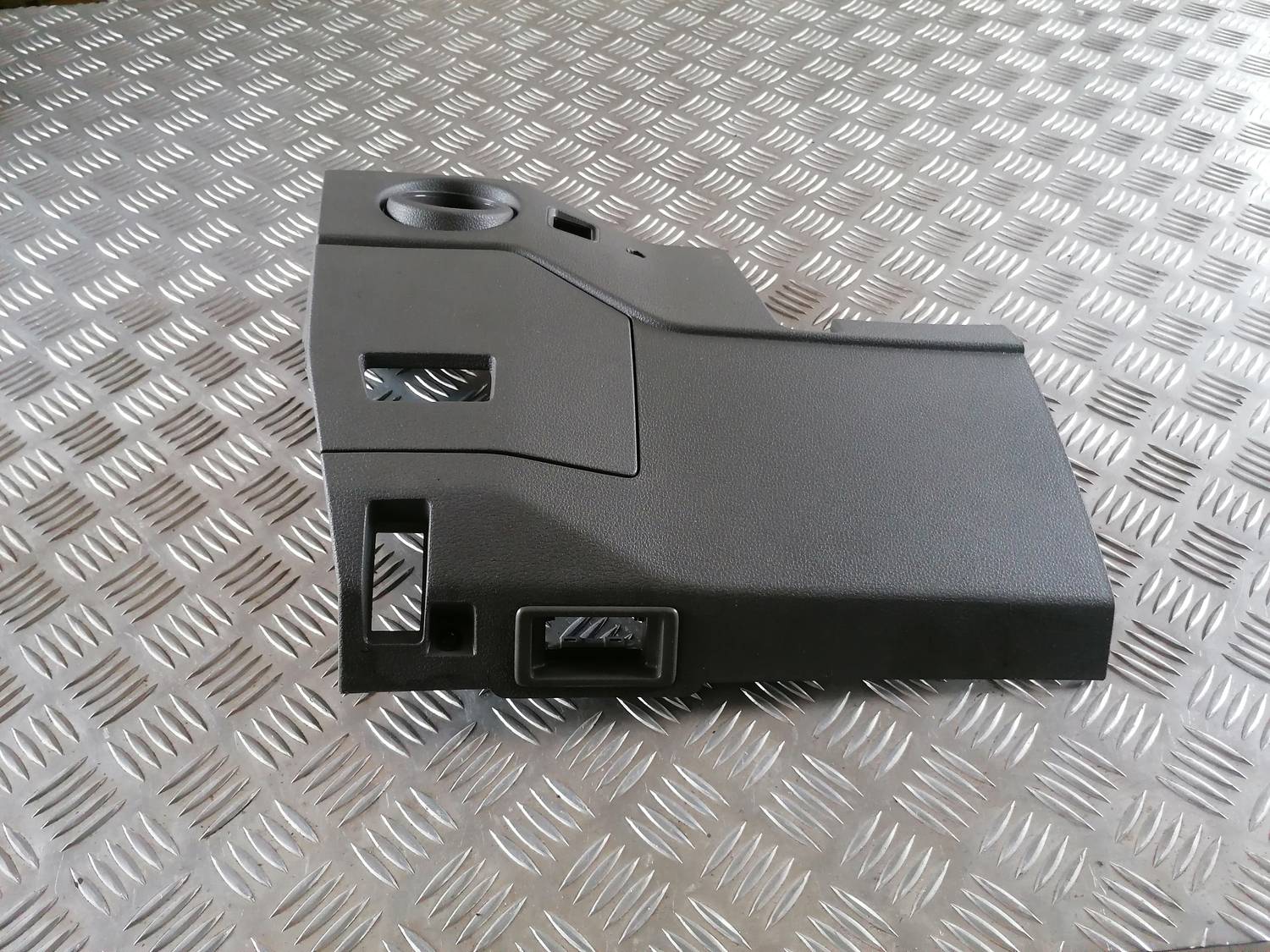 Mērinstrumentu paneļa apakšēja apdare priekš VW CRAFTER 2018 2 Mērinstrumentu paneļa apakšēja apdare priekš VW CRAFTER 2018