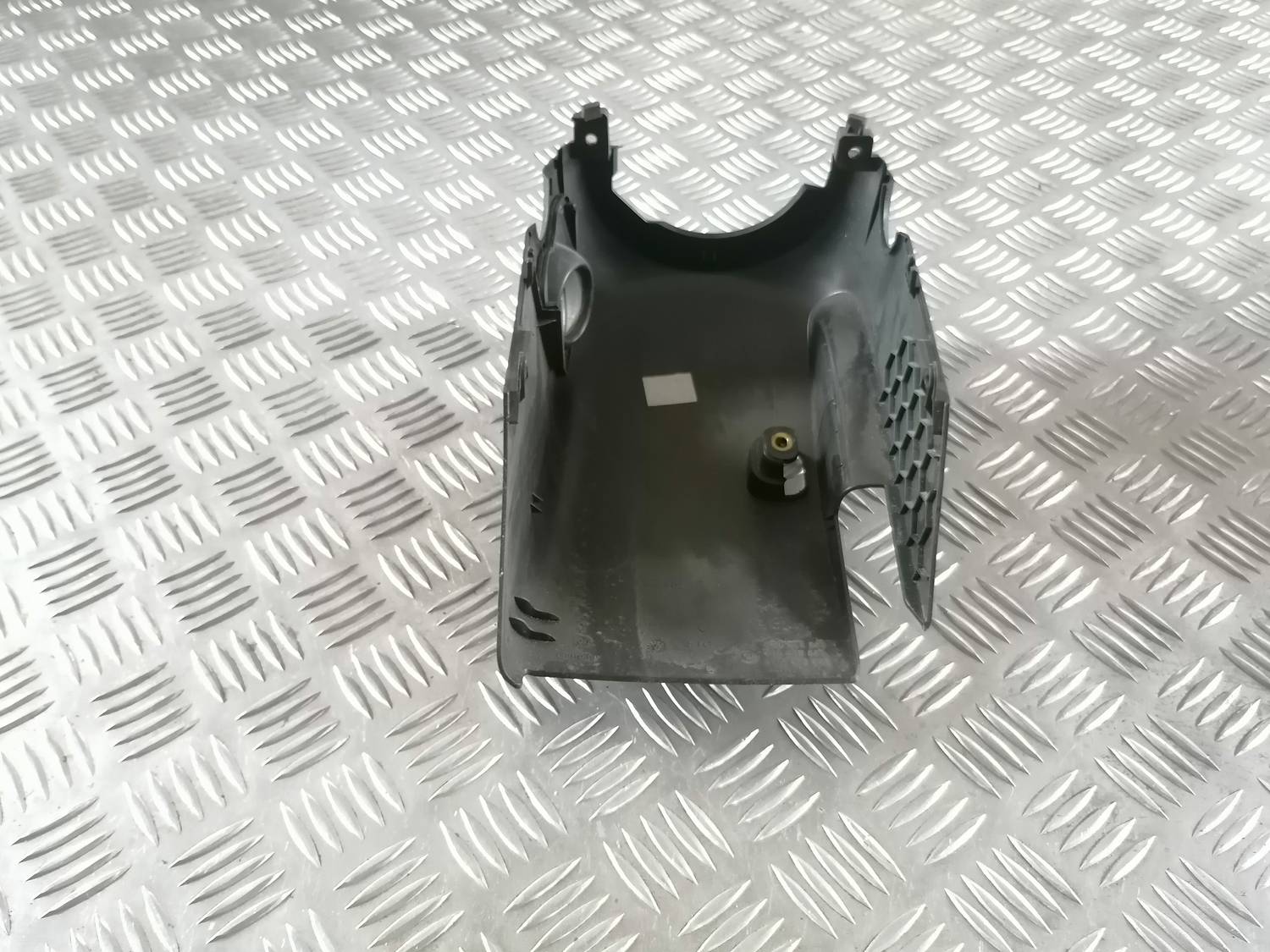 Stūres statnes putekļu aizsargs (salonā) priekš VW CRAFTER 2018 3 Stūres statnes putekļu aizsargs (salonā) priekš VW CRAFTER 2018