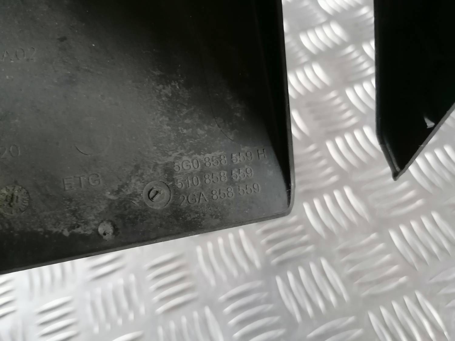 Stūres statnes putekļu aizsargs (salonā) priekš VW CRAFTER 2018 6 Stūres statnes putekļu aizsargs (salonā) priekš VW CRAFTER 2018