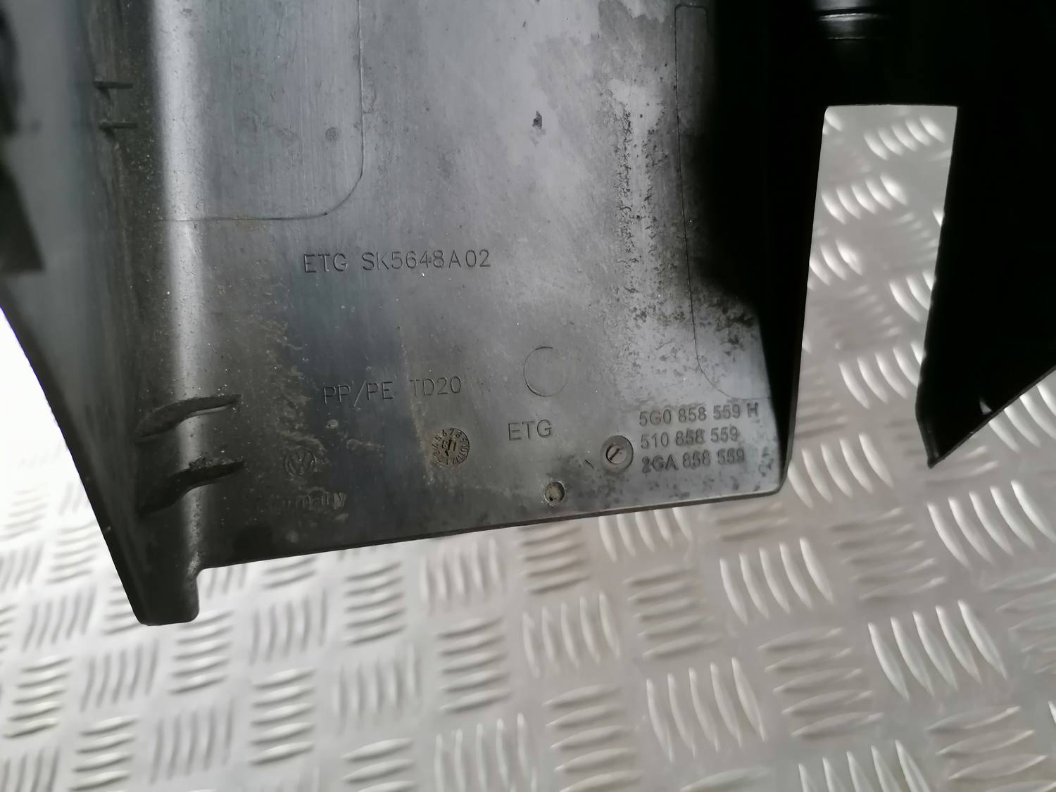 Stūres statnes putekļu aizsargs (salonā) priekš VW CRAFTER 2018 5 Stūres statnes putekļu aizsargs (salonā) priekš VW CRAFTER 2018