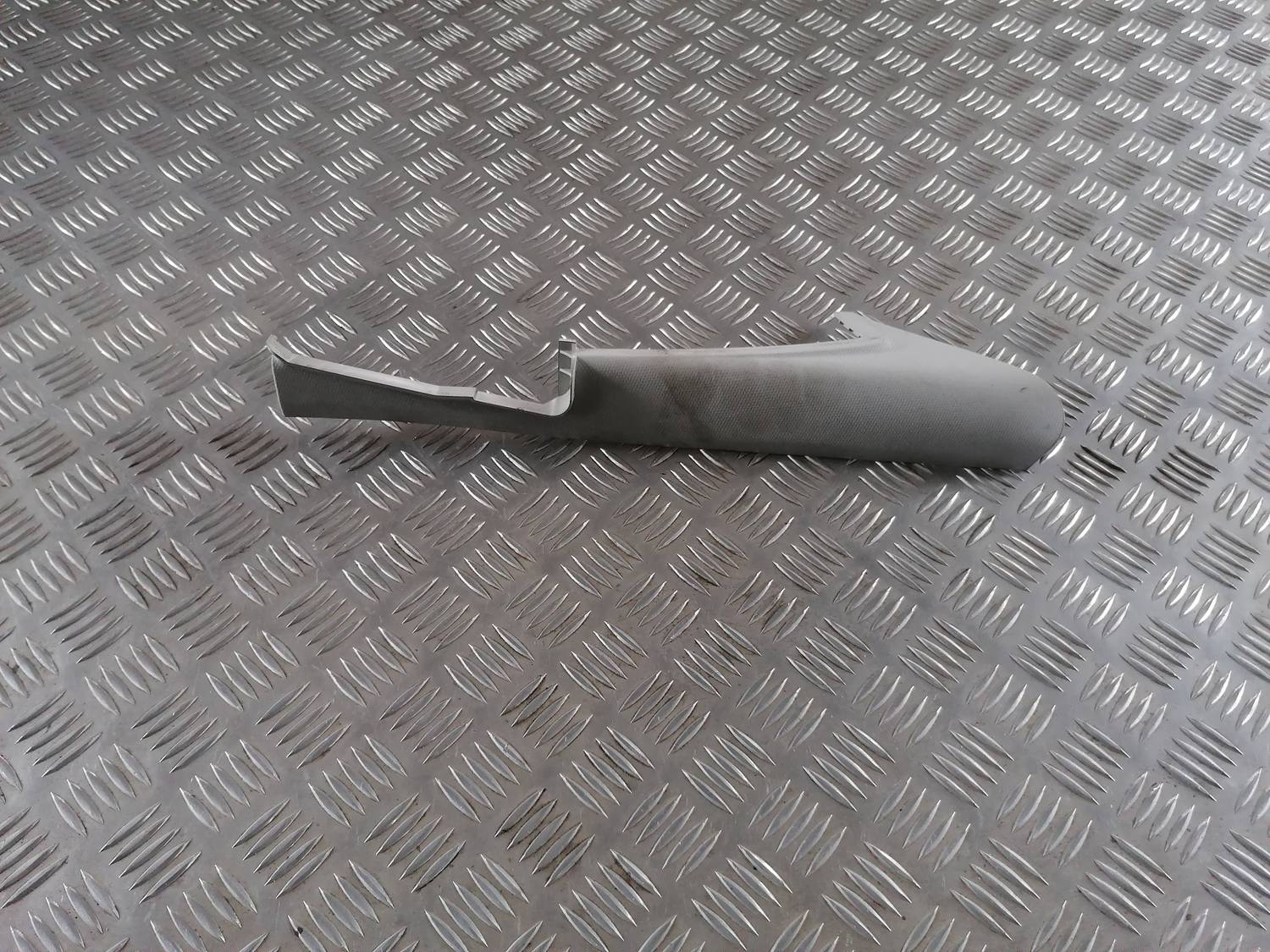 Vidējas salona statnes apdare priekš VW CRAFTER 2018 1 Vidējas salona statnes apdare priekš VW CRAFTER 2018