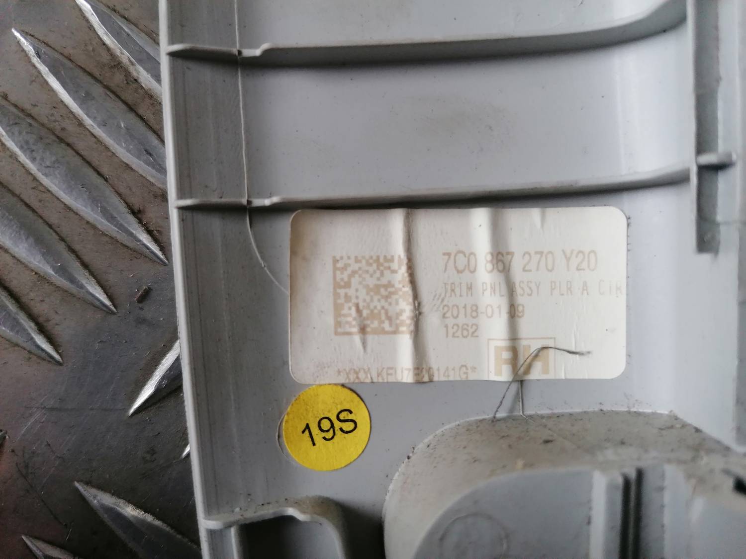 Vidējas salona statnes apdare priekš VW CRAFTER 2018 4 Vidējas salona statnes apdare priekš VW CRAFTER 2018