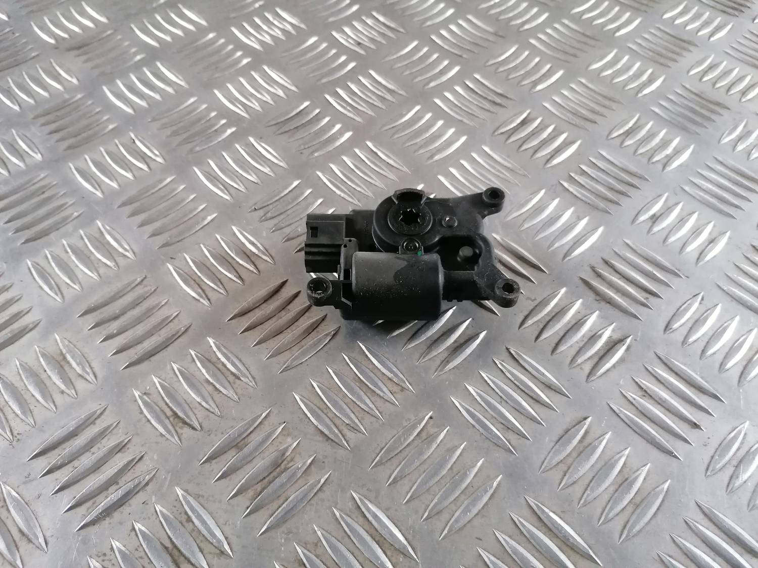 Apsildes sistēmas aktuators priekš VW CRAFTER 2018 2 Apsildes sistēmas aktuators priekš VW CRAFTER 2018