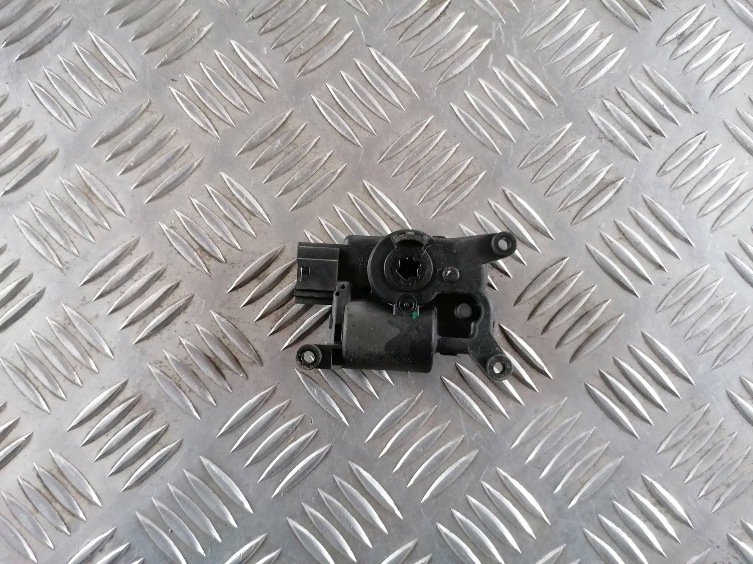 Apsildes sistēmas aktuators priekš VW CRAFTER 2018 3 Apsildes sistēmas aktuators priekš VW CRAFTER 2018