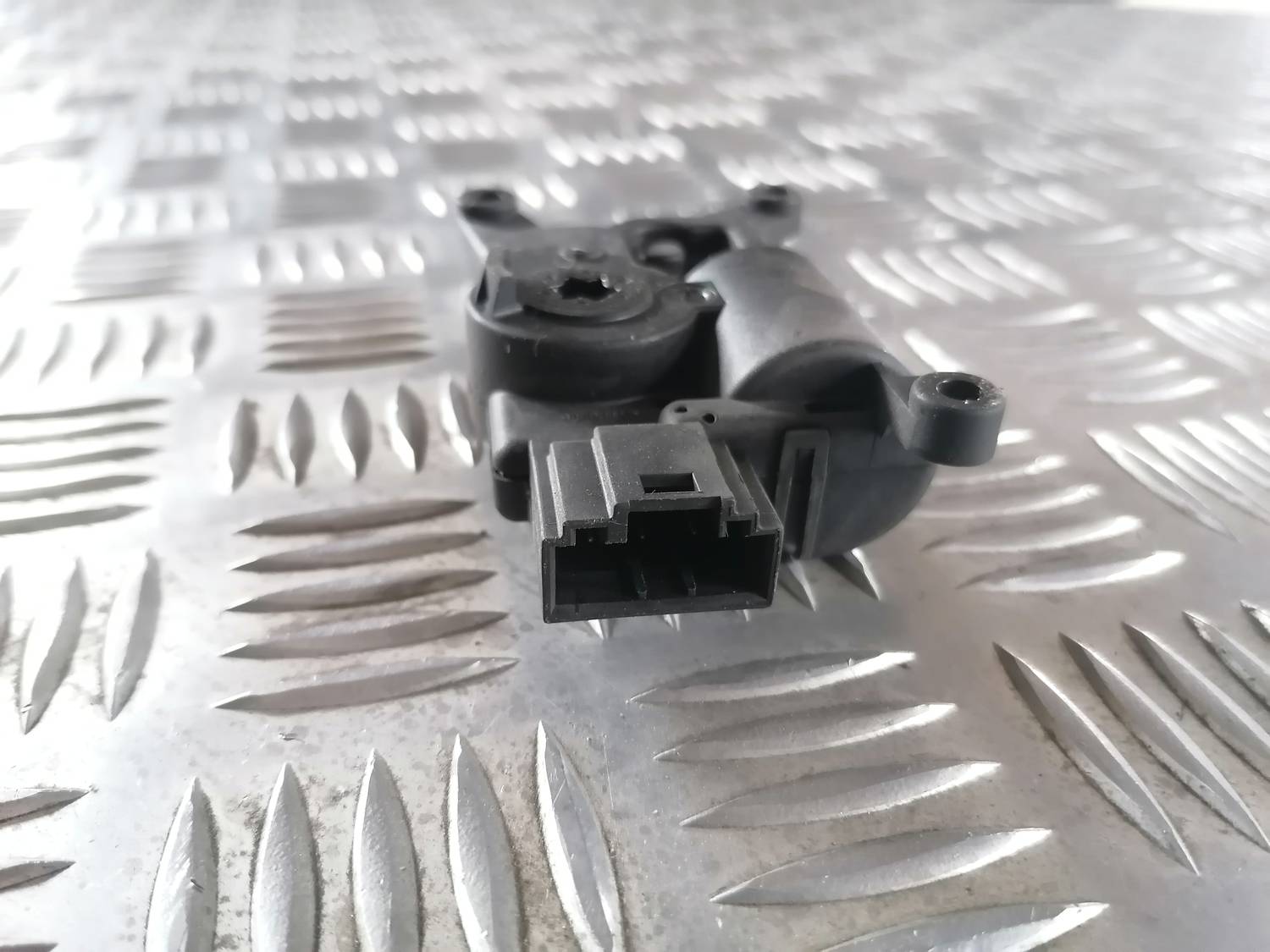 Apsildes sistēmas aktuators priekš VW CRAFTER 2018 4 Apsildes sistēmas aktuators priekš VW CRAFTER 2018