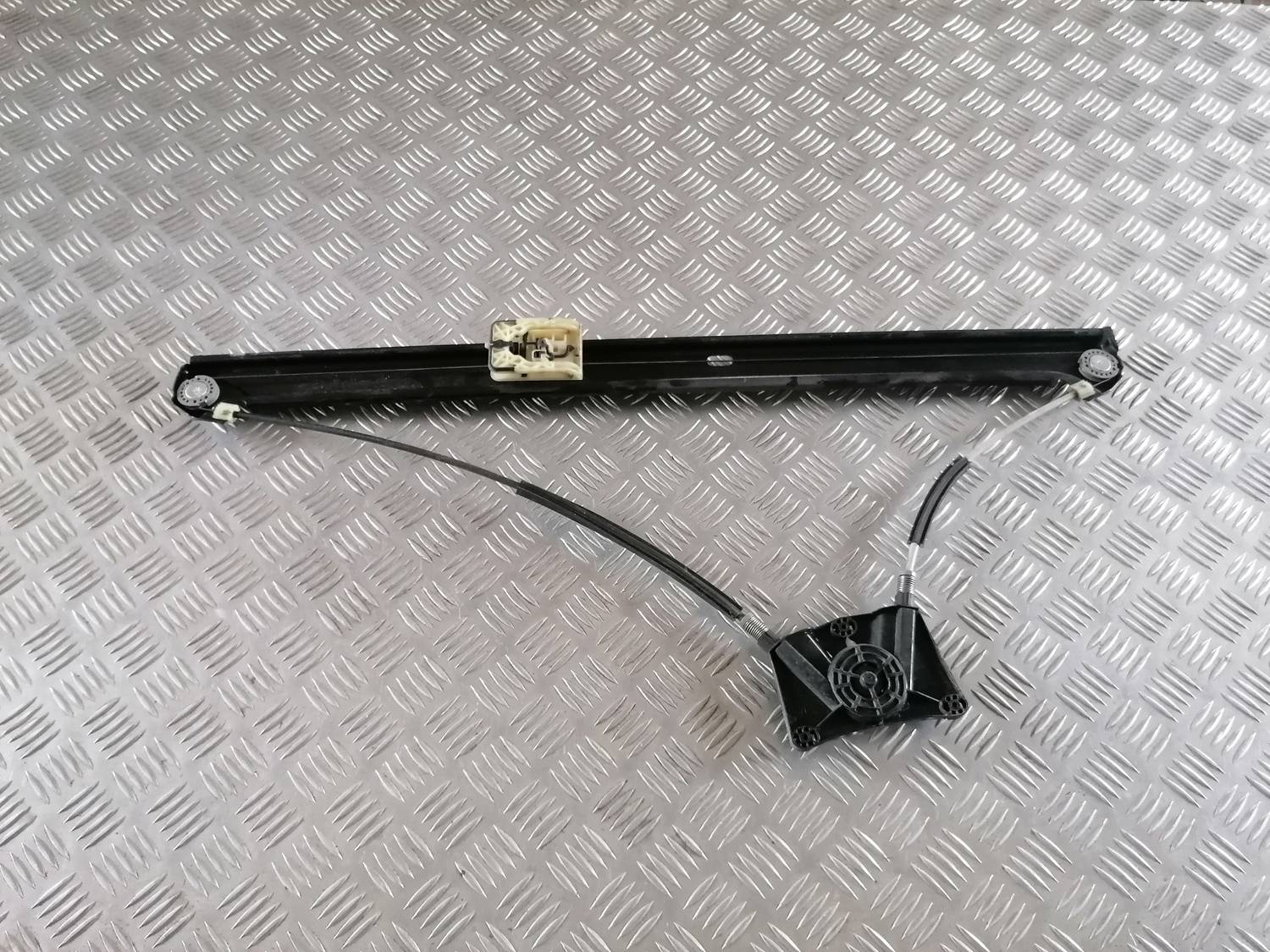 Stikla pacelšanas mehānisms priekšējais kreisais priekš VW CRAFTER 2018 1 Stikla pacelšanas mehānisms priekšējais kreisais priekš VW CRAFTER 2018