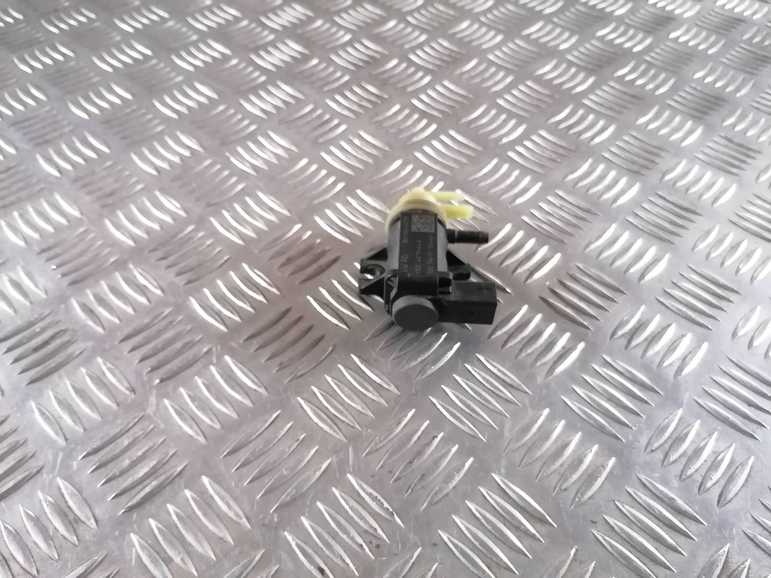 Solenoīda vakuuma vārsts priekš VW CRAFTER 2018 1 Solenoīda vakuuma vārsts priekš VW CRAFTER 2018