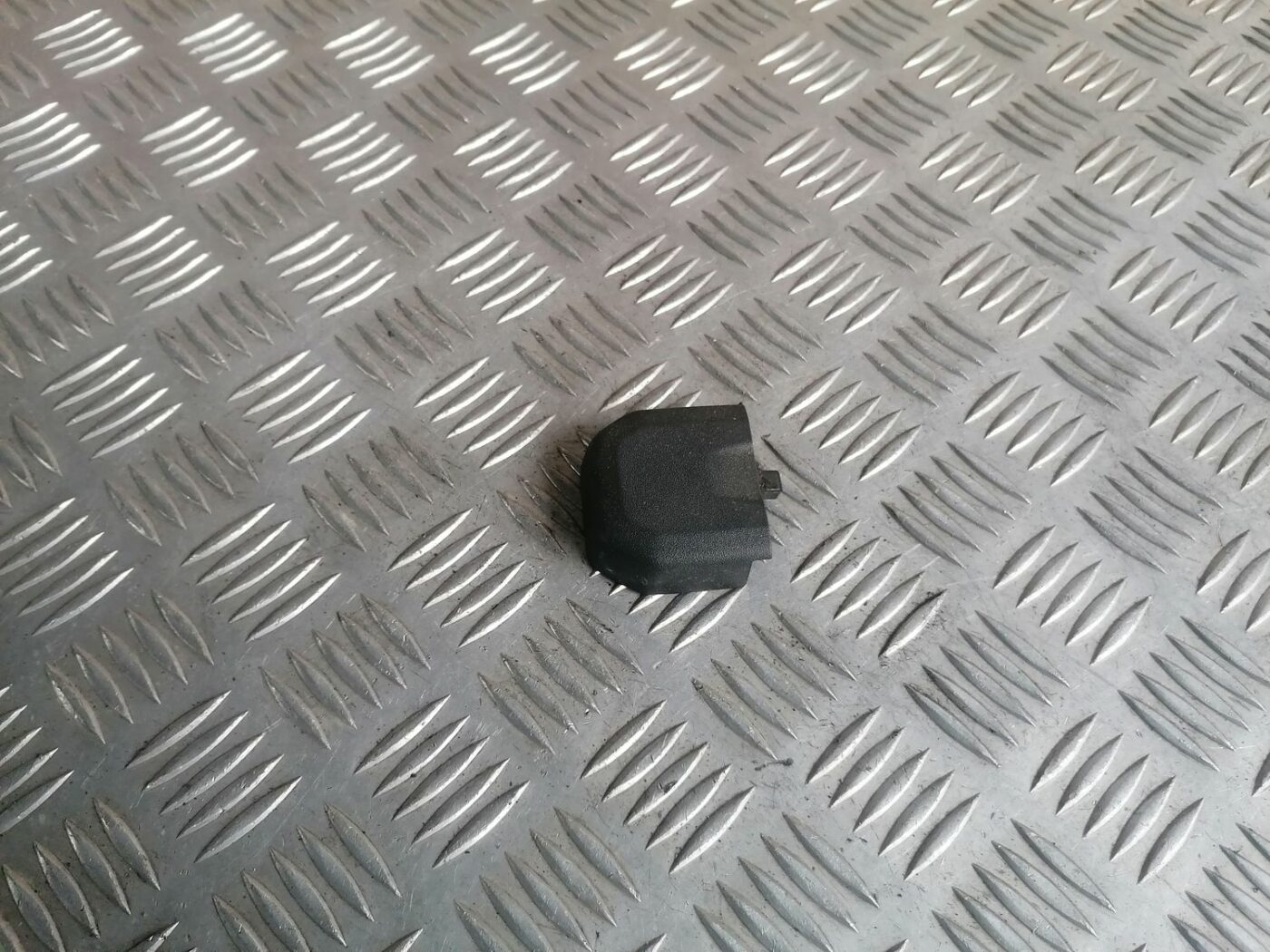 Priekšējā labā sēdekļa sliežu apdare priekš VOLVO V70 2009