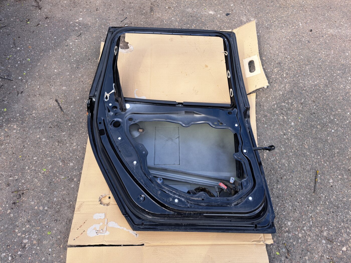 Aizmugurējās kreisās durvis priekš VOLVO V70 2009 9 Aizmugurējās kreisās durvis priekš VOLVO V70 2009