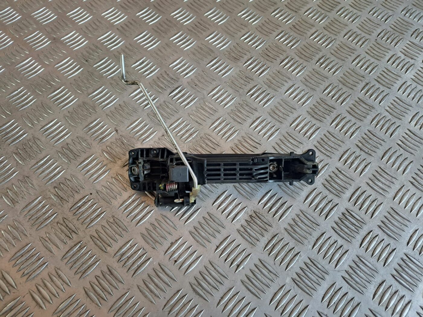 Bagažnieka vāka rokturis priekš TOYOTA RAV 4 2006 2 Bagažnieka vāka rokturis priekš TOYOTA RAV 4 2006