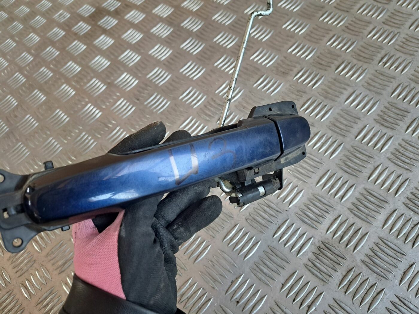 Bagažnieka vāka rokturis priekš TOYOTA RAV 4 2006 3 Bagažnieka vāka rokturis priekš TOYOTA RAV 4 2006