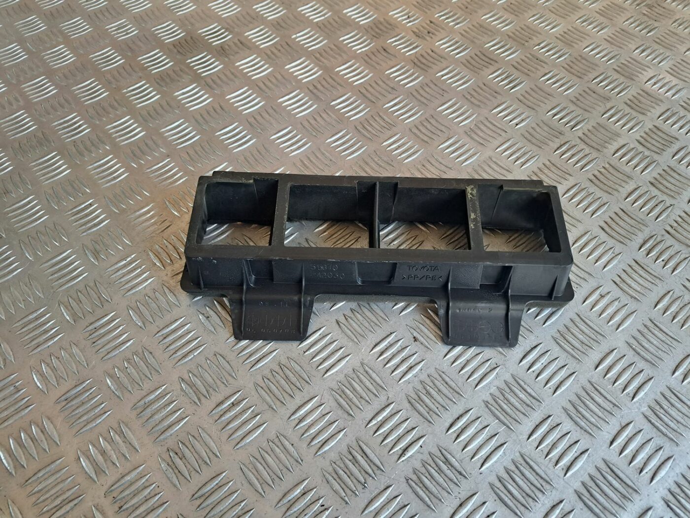 Salona gaisa vads priekš TOYOTA RAV 4 2006 1 Salona gaisa vads priekš TOYOTA RAV 4 2006