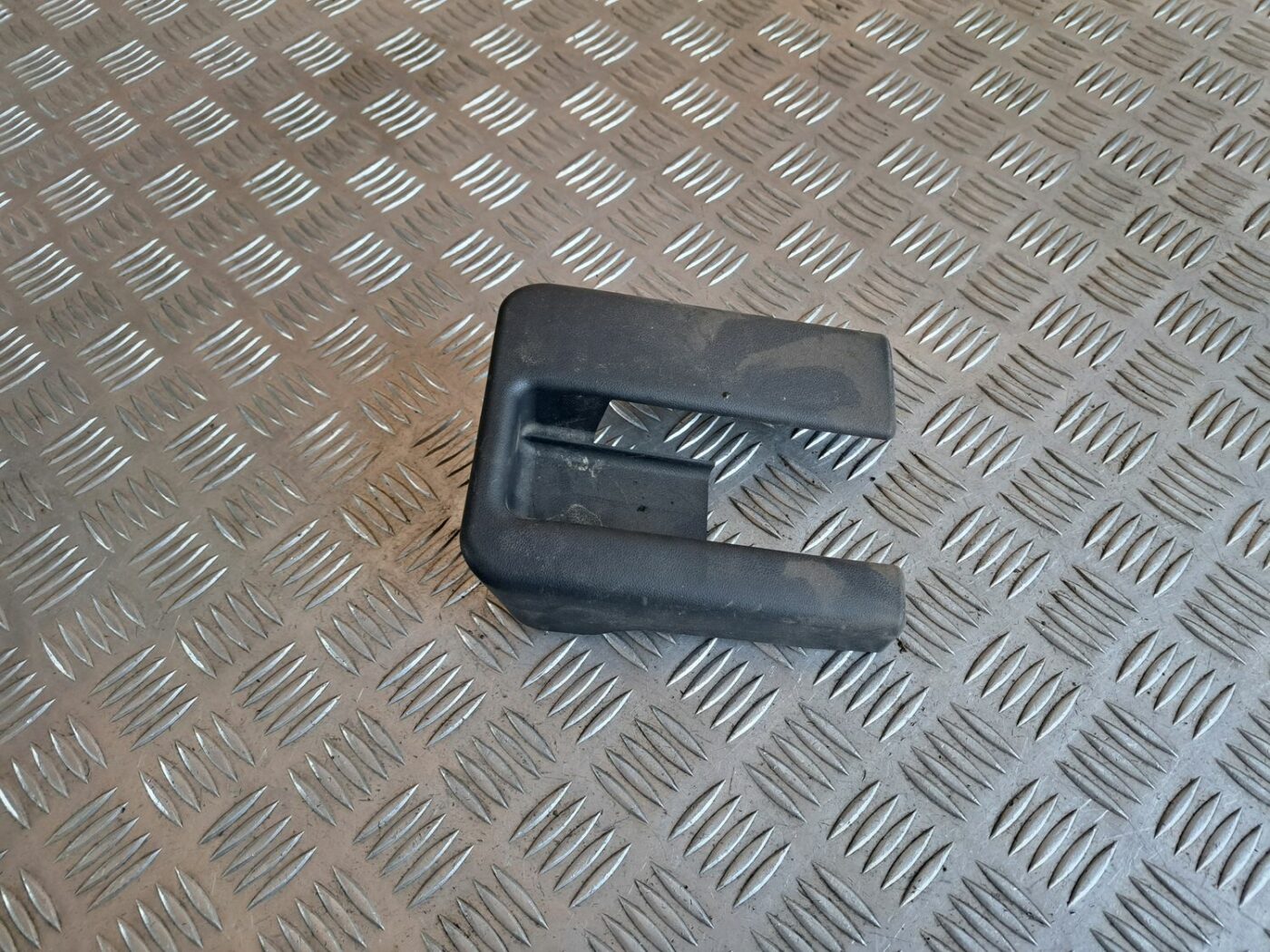 Priekšējā labā sēdekļa sliežu apdare priekš TOYOTA RAV 4 2006 1 Priekšējā labā sēdekļa sliežu apdare priekš TOYOTA RAV 4 2006