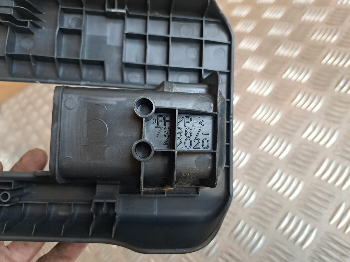 Priekšējā labā sēdekļa sliežu apdare priekš TOYOTA RAV 4 2006 3 Priekšējā labā sēdekļa sliežu apdare priekš TOYOTA RAV 4 2006