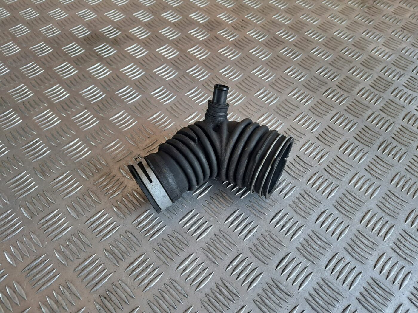 Gaisa ieplūdes šļūtene priekš TOYOTA RAV 4 2006 1 Gaisa ieplūdes šļūtene priekš TOYOTA RAV 4 2006