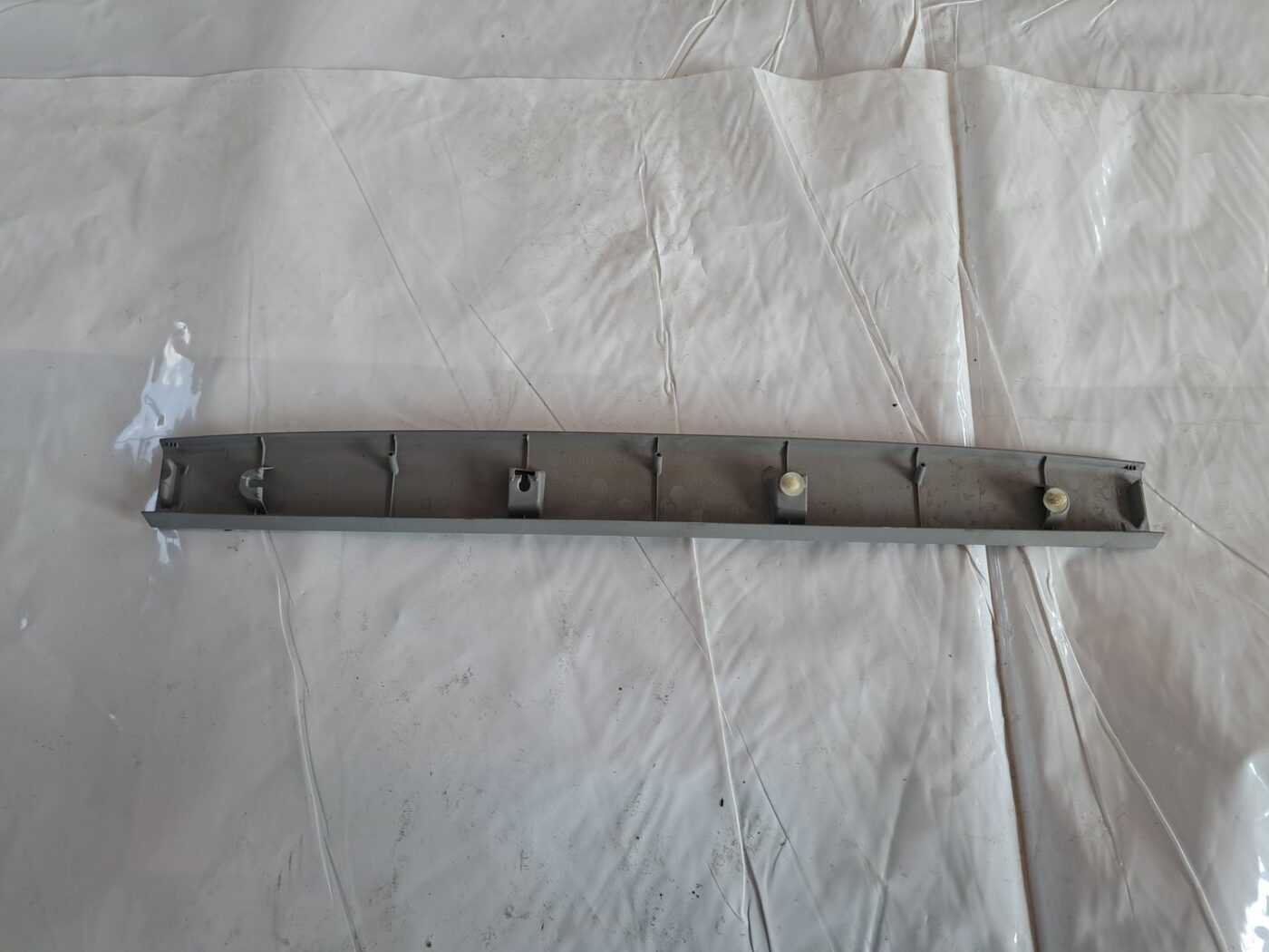 Bagāžnieka nodalījuma griestu uzlika priekš TOYOTA RAV 4 2006 2 Bagāžnieka nodalījuma griestu uzlika priekš TOYOTA RAV 4 2006