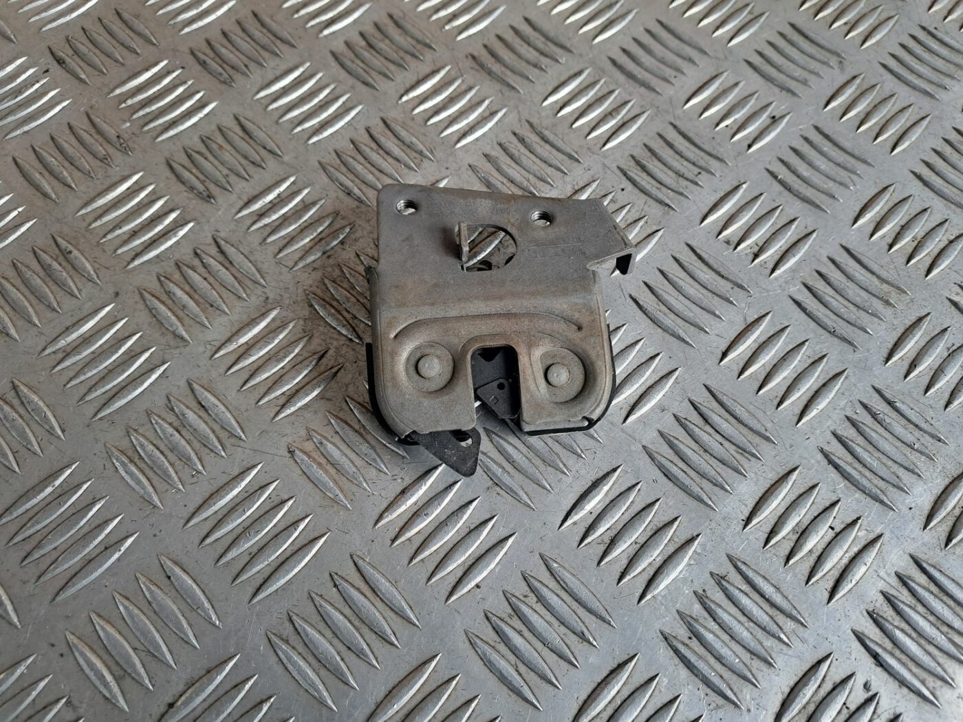 Pārsega slēdzene priekš BMW 525 E60 2004 BLACK 1 Pārsega slēdzene priekš BMW 525 E60 2004 BLACK