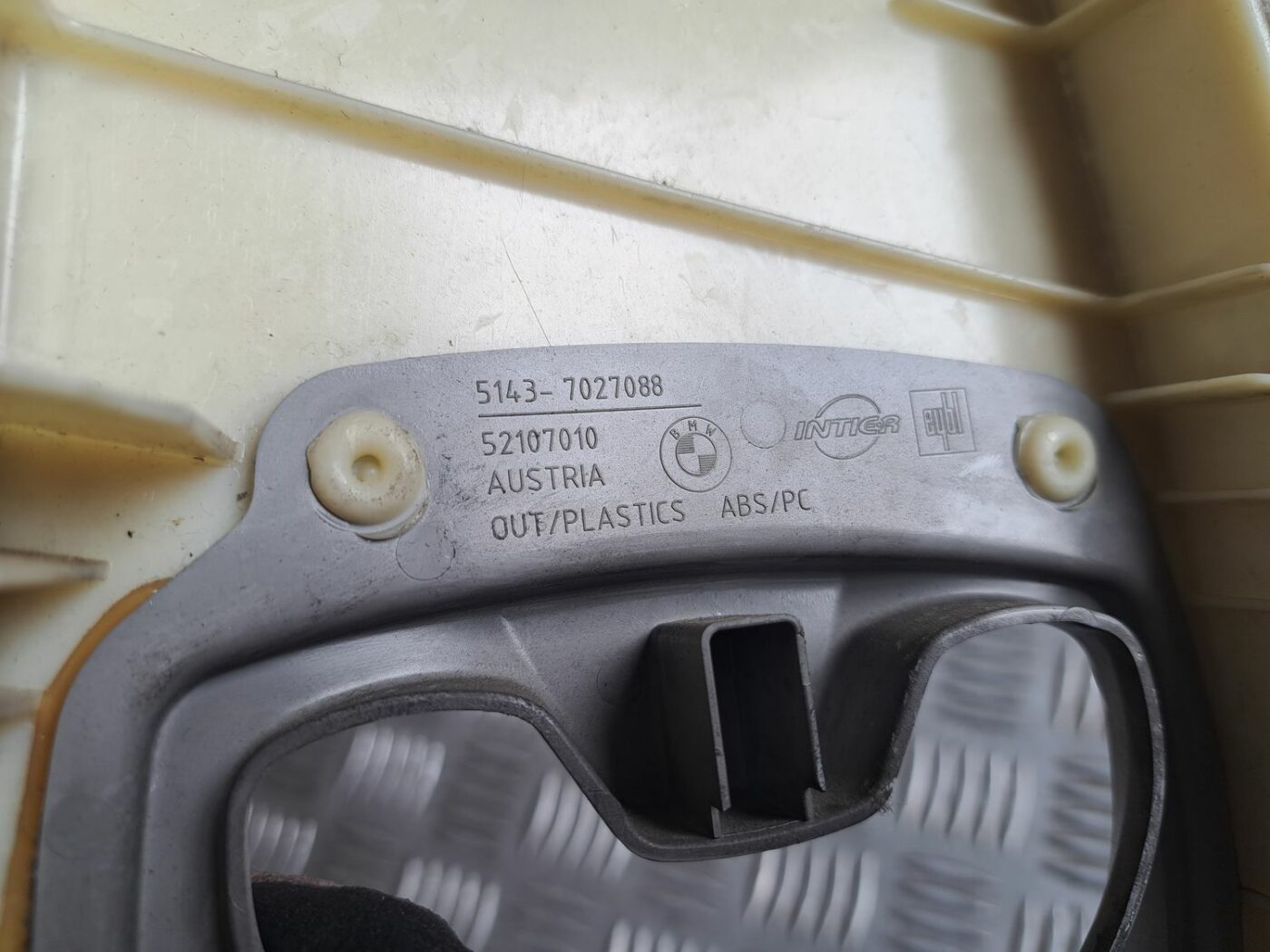 Vidējas salona statnes apdare priekš BMW 525 E60 2004 BLACK 3 Vidējas salona statnes apdare priekš BMW 525 E60 2004 BLACK