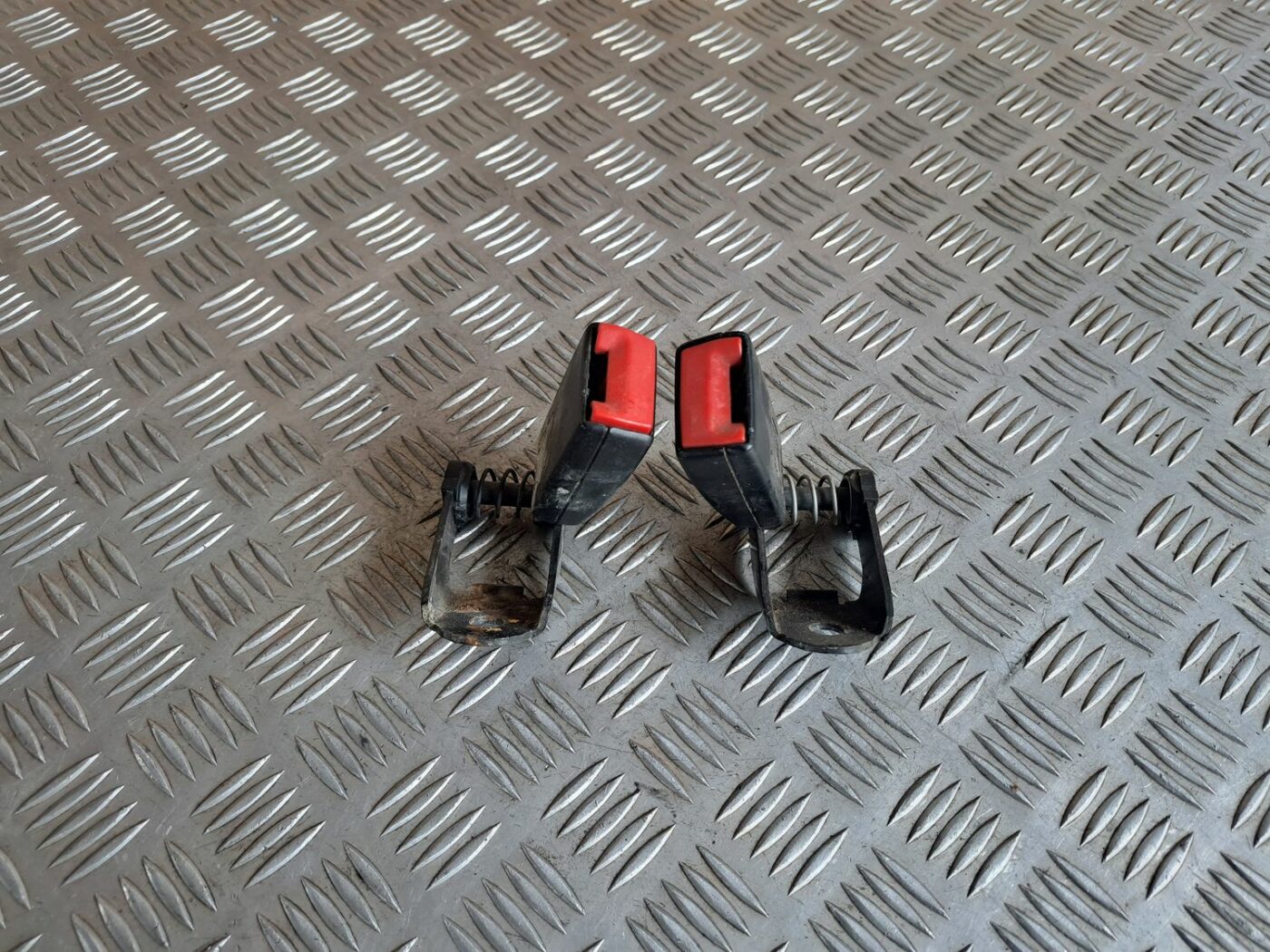 Aizmugurējā drošības jostas sprādze priekš BMW 525 E60 2004 BLACK 1 Aizmugurējā drošības jostas sprādze priekš BMW 525 E60 2004 BLACK