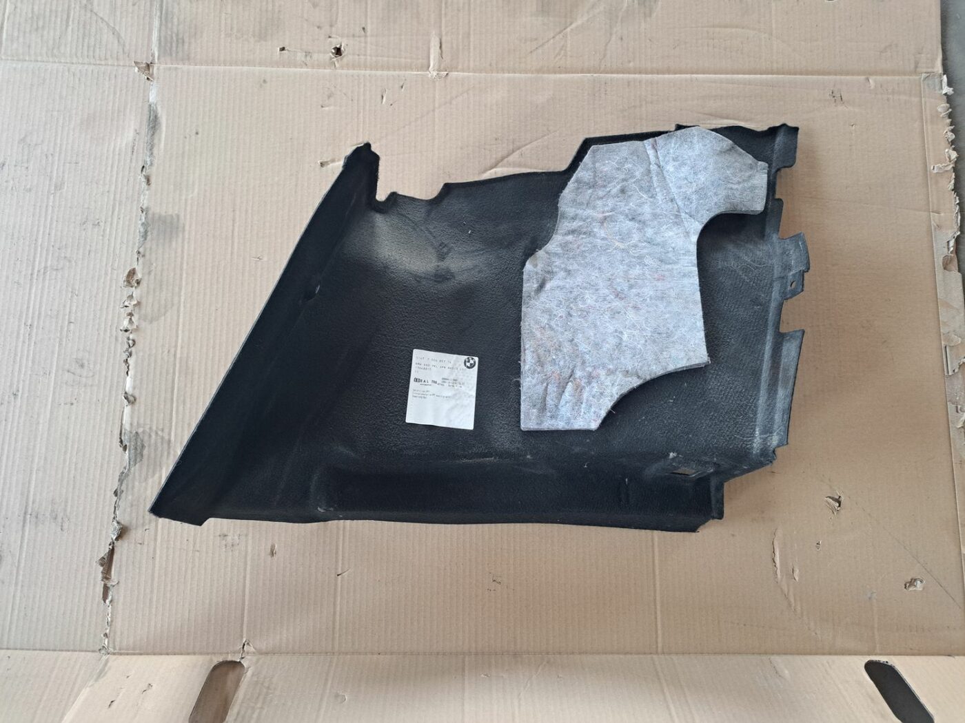 Bagāžnieka nodalījuma sānu apdare priekš BMW 525 E60 2004 BLACK