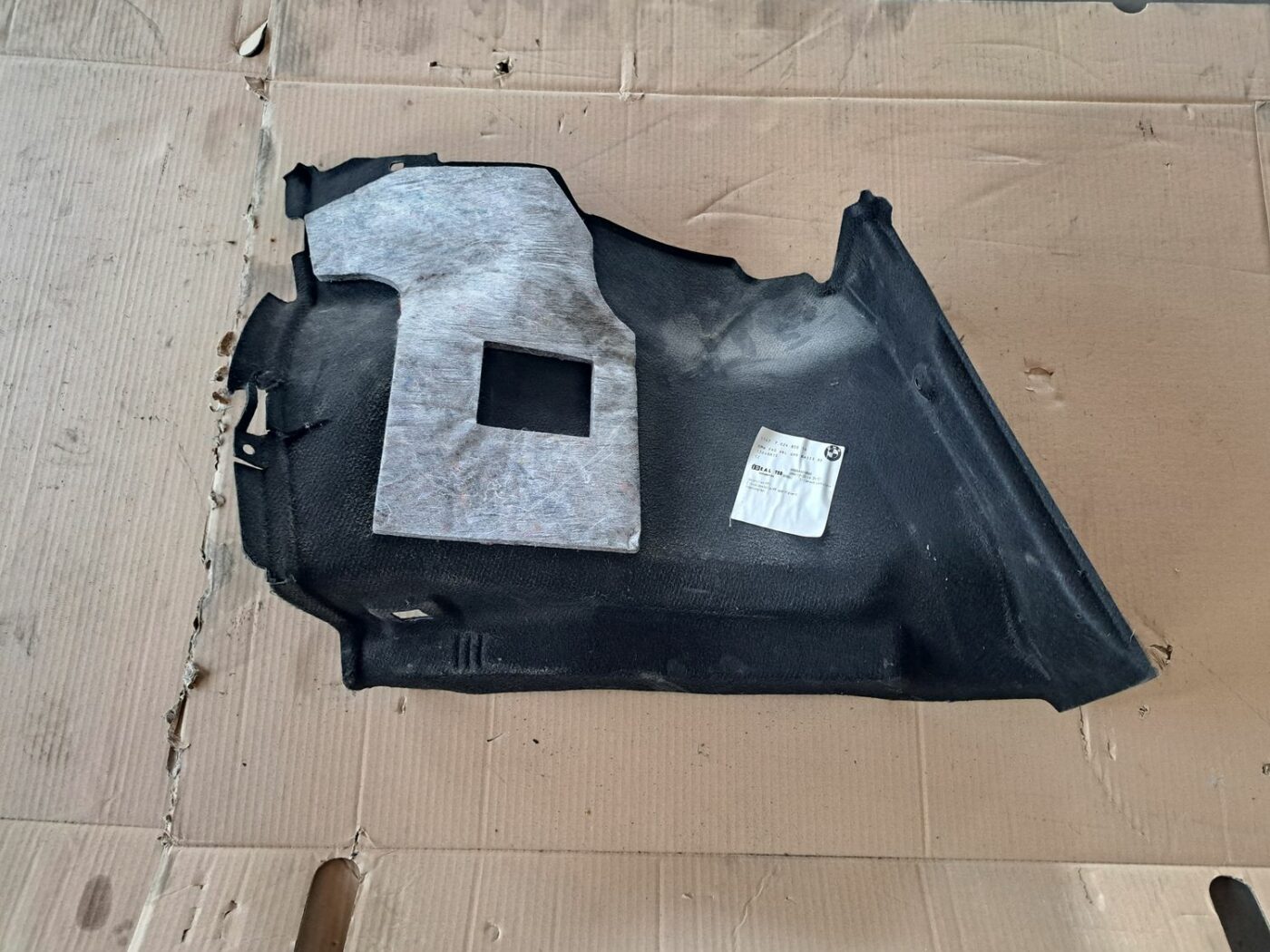 Bagāžnieka nodalījuma sānu apdare priekš BMW 525 E60 2004 BLACK 2 Bagāžnieka nodalījuma sānu apdare priekš BMW 525 E60 2004 BLACK