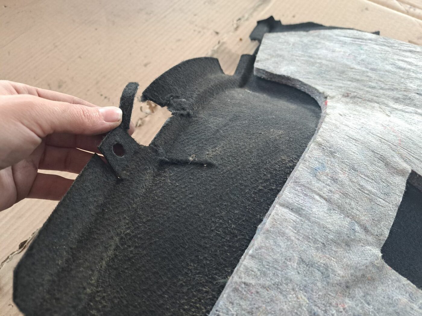 Bagāžnieka nodalījuma sānu apdare priekš BMW 525 E60 2004 BLACK 3 Bagāžnieka nodalījuma sānu apdare priekš BMW 525 E60 2004 BLACK