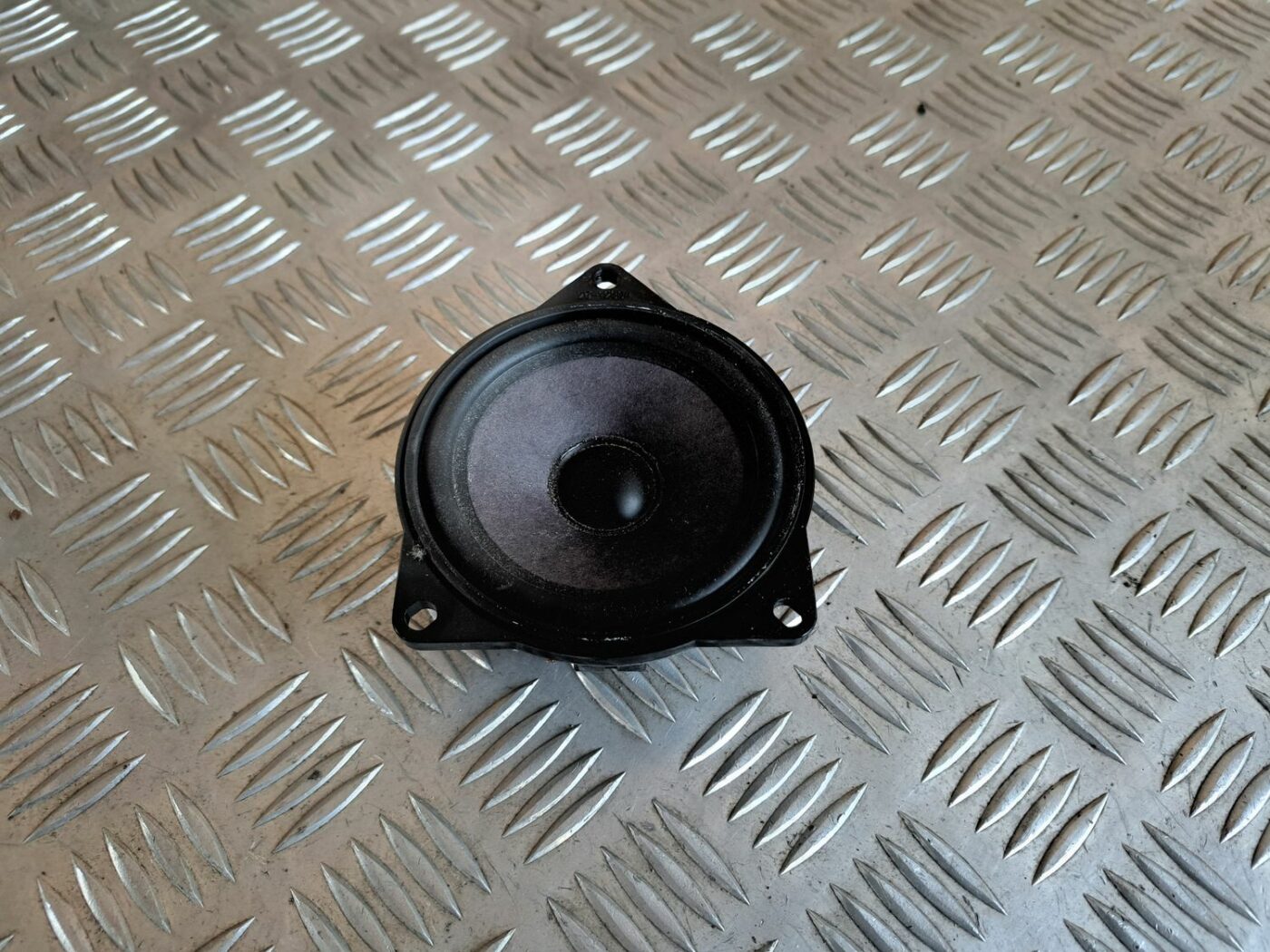 Durvju skaļrunis, apakšā priekš BMW 525 E60 2004 BLACK 2 Durvju skaļrunis, apakšā priekš BMW 525 E60 2004 BLACK