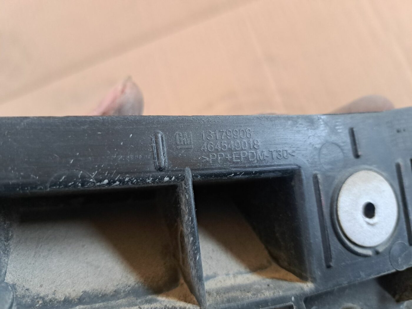 Aizmugurējā bufera centrālais stiprinājums priekš OPEL CORSA 2007 3 Aizmugurējā bufera centrālais stiprinājums priekš OPEL CORSA 2007