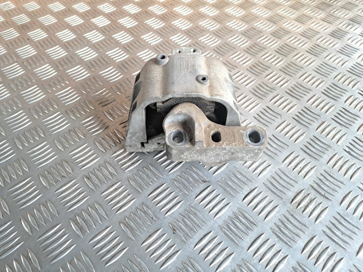 Dzinēja spilvens priekš VW GOLF IV 1999 2 Dzinēja spilvens priekš VW GOLF IV 1999