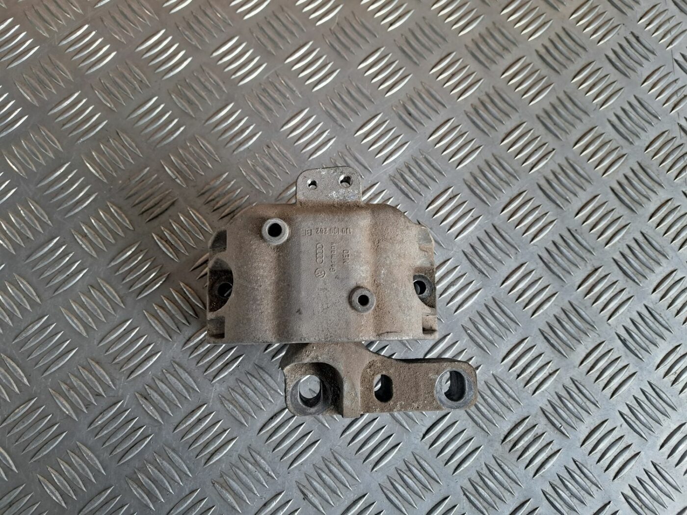 Dzinēja spilvens priekš VW GOLF IV 1999 6 Dzinēja spilvens priekš VW GOLF IV 1999