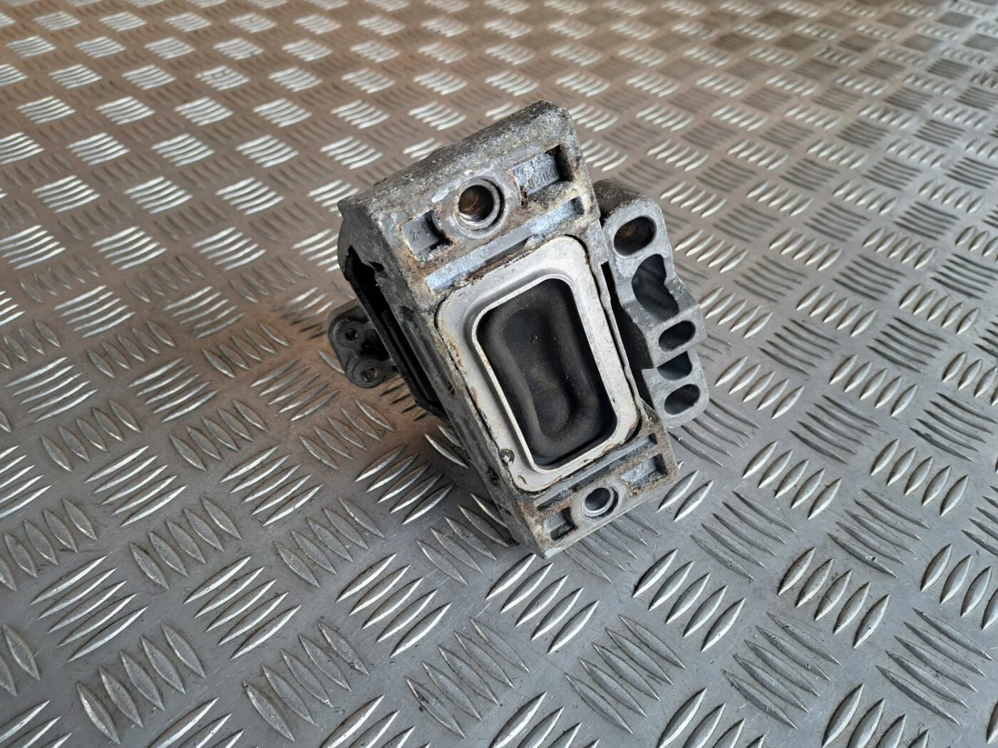 Dzinēja spilvens priekš VW GOLF IV 1999 5 Dzinēja spilvens priekš VW GOLF IV 1999