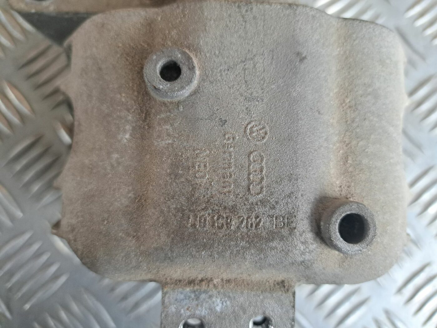 Dzinēja spilvens priekš VW GOLF IV 1999 4 Dzinēja spilvens priekš VW GOLF IV 1999