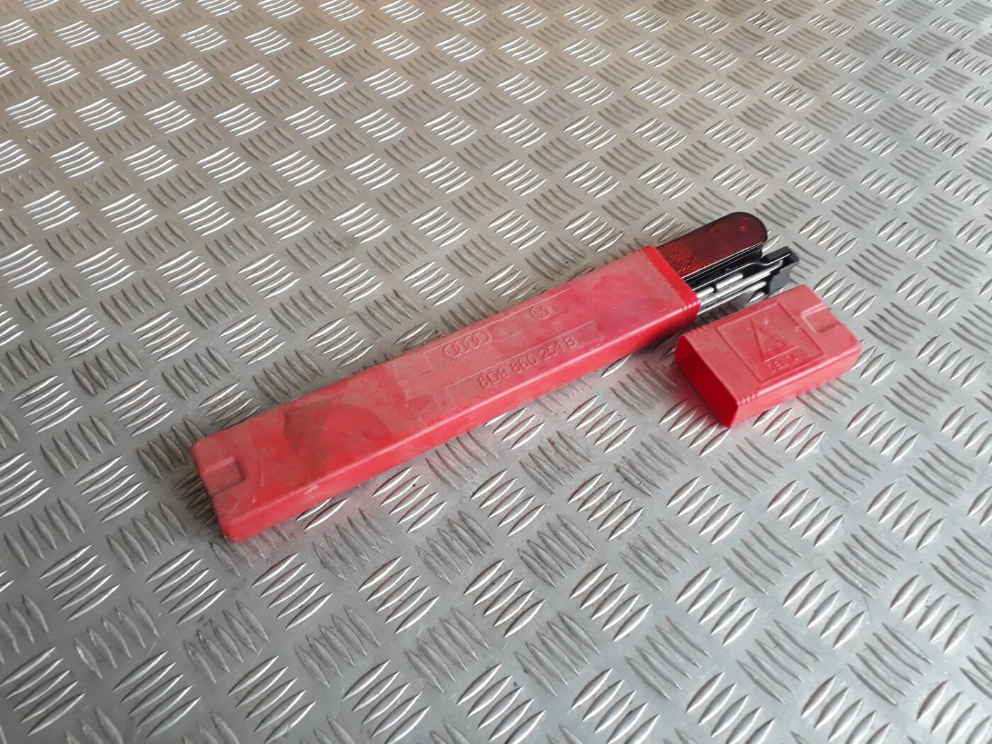 Brīdinājuma trīsstūris priekš AUDI A4 2000 AVANT 1 Brīdinājuma trīsstūris priekš AUDI A4 2000 AVANT