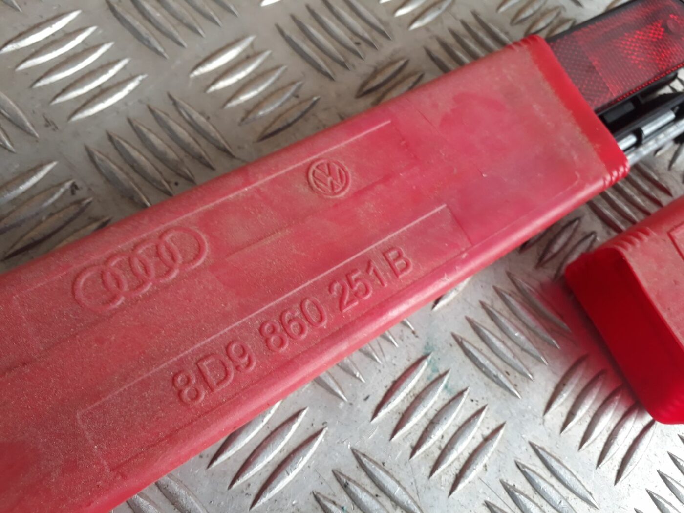 Brīdinājuma trīsstūris priekš AUDI A4 2000 AVANT 2 Brīdinājuma trīsstūris priekš AUDI A4 2000 AVANT