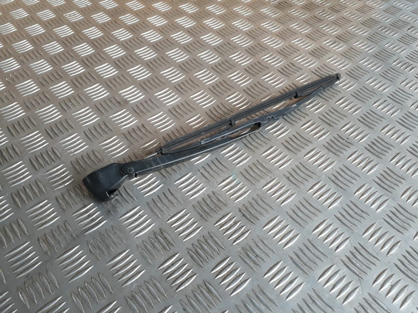 Aizmugurējā loga tīrītāja slotiņa priekš AUDI A4 2000 AVANT 1 Aizmugurējā loga tīrītāja slotiņa priekš AUDI A4 2000 AVANT