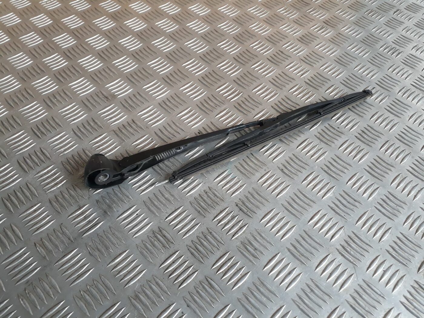 Aizmugurējā loga tīrītāja slotiņa priekš AUDI A4 2000 AVANT 2 Aizmugurējā loga tīrītāja slotiņa priekš AUDI A4 2000 AVANT